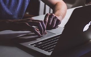 AC米兰莱奥高速插上推射：一瞬间的永恒，球场上的极致速度与精准